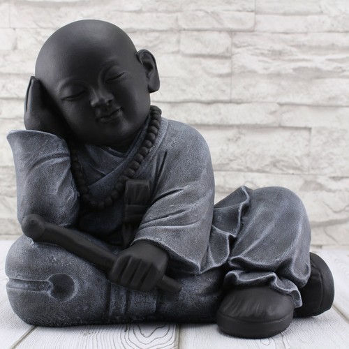 Steinfigur buddha auf kissen - steinfigur,